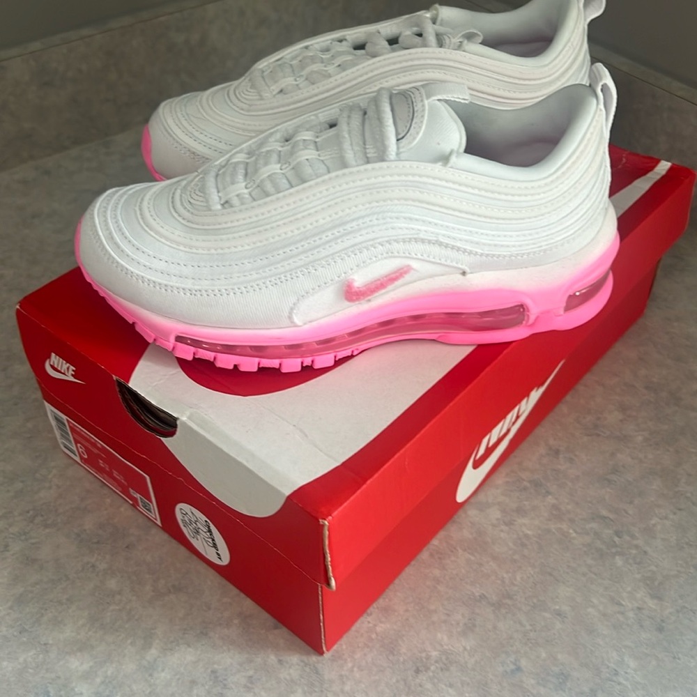 NWT * Nike Women’s Pink & White Air Max 97 SE Size 6